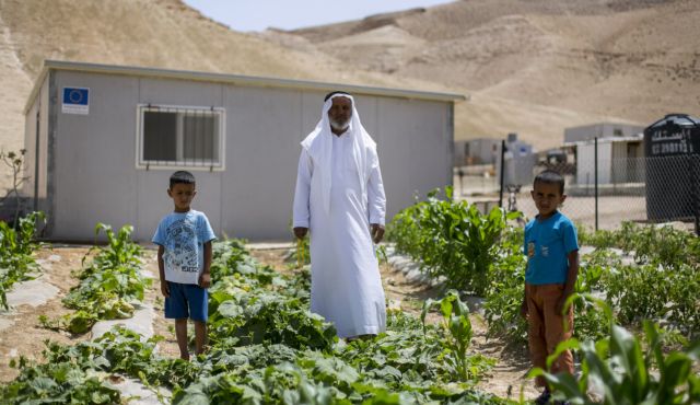 Khalil al-Hamadeen, Sateh el-Bahr Bedouin encampment. Photo by Olivier Fitoussi.